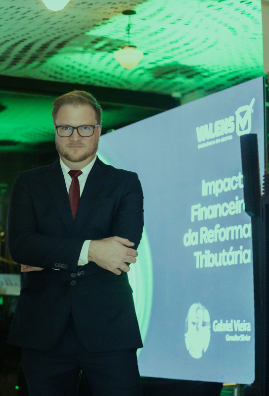 Gabriel Vieira, Consultor Chefe da Valens Consultoria, ministrando a palestra O Impacto Financeiro da REforma Tributária